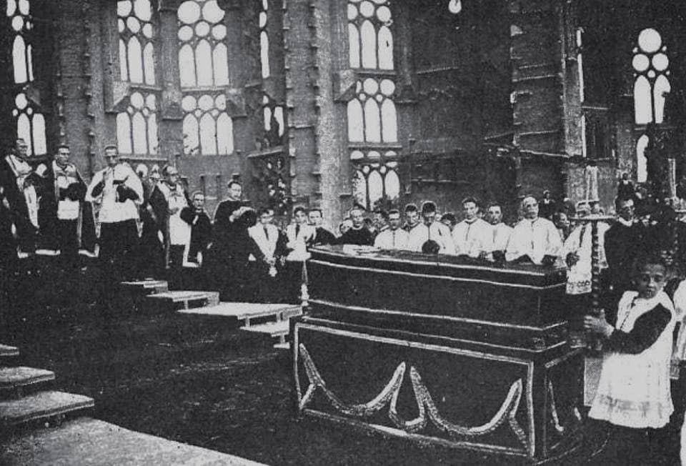 Antoni Gaudí: Biografia e Obra: A Evolução de um Estilo Singular e seu Legado Inicial